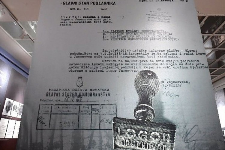 Multimedijalna postavka sadrži više cjelina koje hronološki predstavljaju istorijska dešavanja u vezi sa ovim logorom