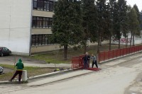 Братунац: Ученици обновили ограду око школе