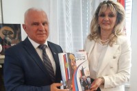 Aрлов уручио Маринковићевој кнјигу “Хумано срце Српске”