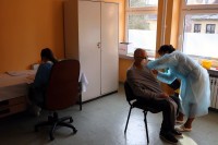 Zdravstvenim ustanovama u Srpskoj isporučeno više od 31.000 prve doze vakcina