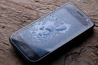 Телефон вам је упао у воду? Стручњаци кажу да би ово могло да помогне, а није рижа