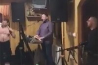 Ušao s mitraljezom u kafanu i zapucao VIDEO