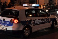 Pijan nasrnuo na policajca, pa dok je bježao kamenom gađao policijsko vozilo