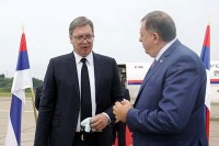 Dodik dočekuje Vučića na Aerodromu Mahovljani