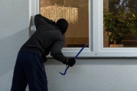 Na meti lopova i escajg i posteljina