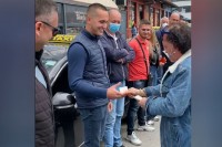 Poznati ugostitelj dijelio novac taksistima da građanima ne naplaćuju vožnju