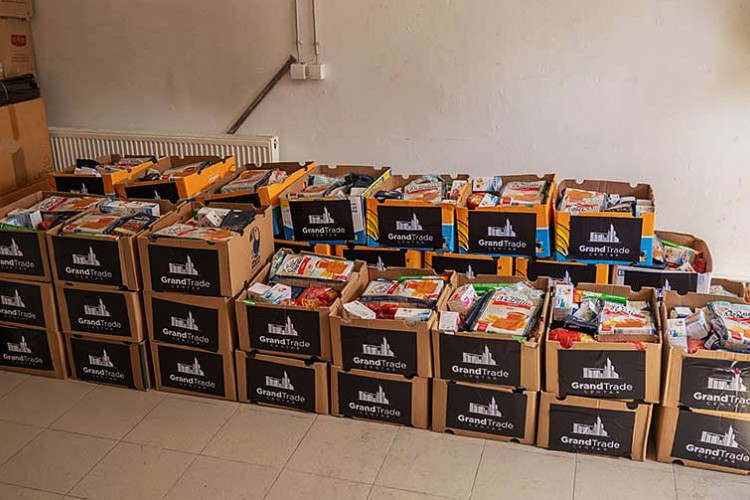 Grand trade са 50 породичних пакета основних животних намирница и средстава за хигијену помогао Црвени крст