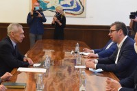 Вучић уручио васкршње честитке за Путина и патријарха Кирила