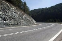 Stanje na putevima: Kolovozi suvi, mogući odroni zemlje i kamenja