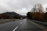 Stanje na putevima: Kolovozi mjestimično mokri i klizavi