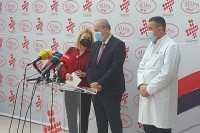 Grčki ambasador  uručio ček od 50.000 evra UKC-u Srpske