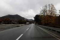 Stanje na putevima: Kolovozi mokri, pojačan saobraćaj u gradskim centrima