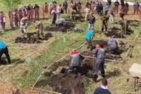 Trkali se ko će brže da iskopa grob VIDEO