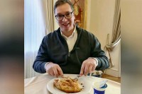 Burek i jogurt Vučićeva “priprema” za sastanke