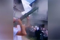 Zoljom skidao jabuku na svadbi, snimak kruži društvenim mrežama VIDEO