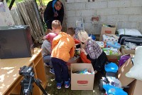 Samohranoj majci sa četvoro djece iz Jelića Potoka uručena pomoć: Trud se isplati kad na dječijem licu zasja sreća