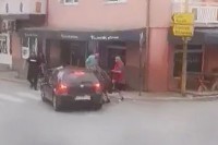 Autom pokušao da ubije poznanika, pa usmrtio njegovog rođaka