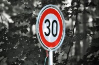 Ograničenje brzine na 30 km/h u naseljima ne uvodi se u zakonsku proceduru