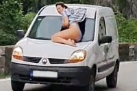 Djevojka na haubi u kanjonu Tijesno VIDEO