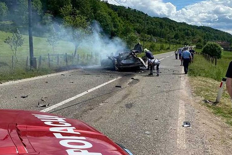 U teškoj saobraćajnoj nezgodi kod Kostajnice u potpunosti je izgorio jedan automobil