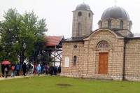 Hodočasnici pješačili do manastira u Knežini