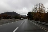 Stanje na putevima: Kolovozi mokri i klizavi