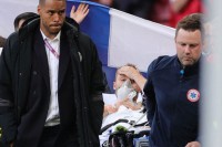 UEFA: Erikson u bolnici u stabilnom stanju, utakmica se nastavlja