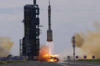 Kina: Lansirana raketa sa tri astronauta