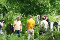 Malobrojni Srbi odali poštu najmilijima na groblju u Prištini