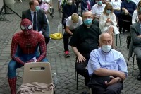 Spajdermen u Vatikanu, neobičan posjetilac danas slušao papu Franju VIDEO