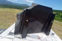 Spomenik Srbima u Jelačiću polupan treći put: Poruka povratnicima da nisu dobrodošli