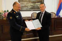 Лукач уручио захвалницу начелнику ансамбла "Станислав Бинички"