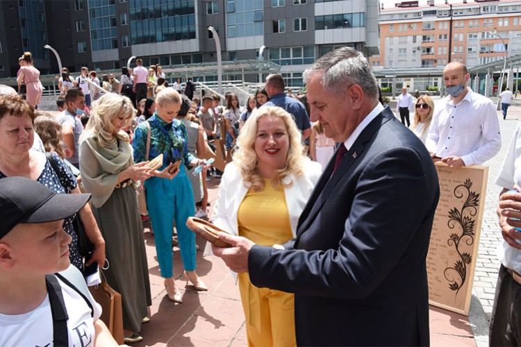 Premijer Radovan Višković upriličio je u Banjaluci prijem za više od 400 djece sa Kosmeta