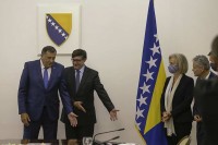 Dodik prepustio Palmeru i Ajnhorc fotografisanje ispred zastave BiH