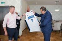 Košarkaš Nikola Vučević poklonio dres Miloradu Dodiku