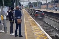 Velika Britanija: Ukradenim Lend Roverom bježao preko željezničke pruge VIDEO