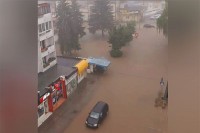 Јака киша праћена грмљавином погодила је Модричу и околину и изазвало поплаву на градским улицама