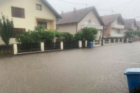 Јака киша праћена грмљавином погодила је Модричу и околину и изазвало поплаву на градским улицама