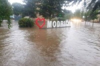 Јака киша праћена грмљавином погодила је Модричу и околину и изазвало поплаву на градским улицама