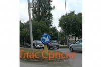 Nesavjesni vozač snimljen je jutros kako vozi suprotnom saobraćajnom trakom
