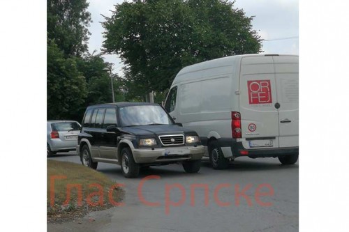 Nesavjesni vozač snimljen je jutros kako vozi suprotnom saobraćajnom trakom