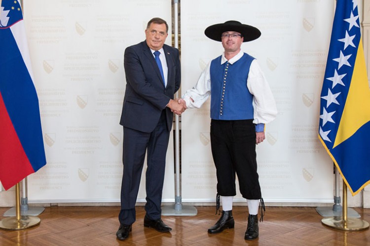 Нови амбасадор Словеније Дамијан Седар предао акдредитиве Додику