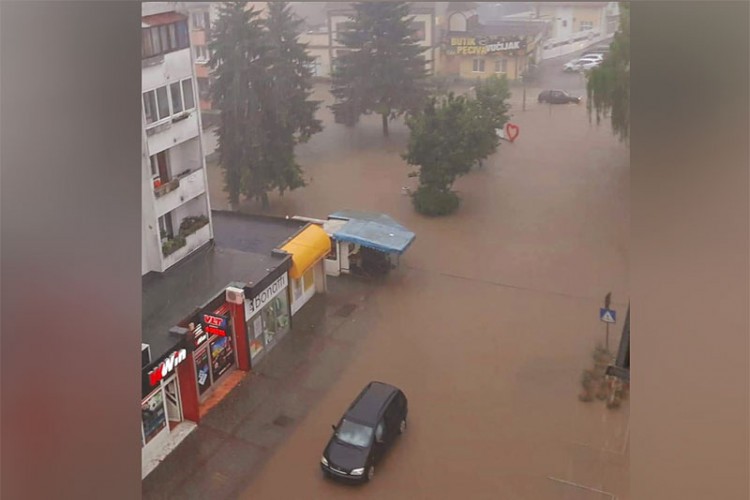 Jaka kiša praćena grmljavinom pogodila je Modriču i okolinu i izazvalo poplavu na gradskim ulicama