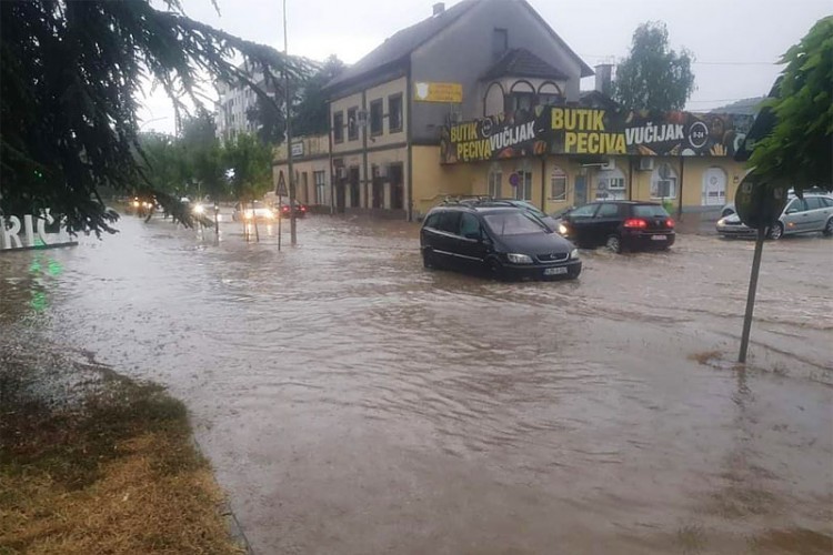 Jaka kiša praćena grmljavinom pogodila je Modriču i okolinu i izazvalo poplavu na gradskim ulicama