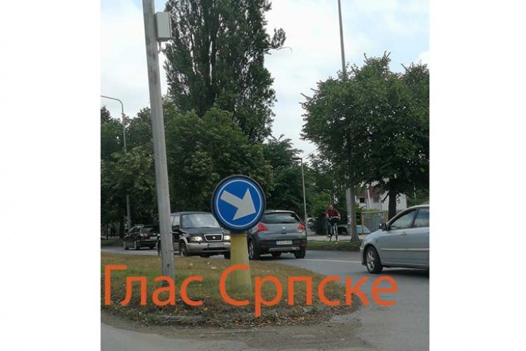 Nesavjesni vozač snimljen je jutros kako vozi suprotnom saobraćajnom trakom