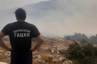 U gatačkom selu Šume vatrogasci brane kuće od vatre