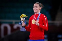 Jovana Preković nosi zastavu Srbije na zatvaranju Igara