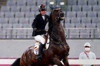 Njemačka takmičarka izbačena s Olimpijskih igara nakon što je šakom udarila konja