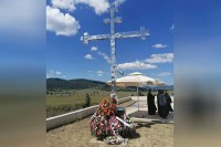 Преживјели пријатељи и родбина упалили су свијеће код спомен-крста у знак сјећања на операцију “Олуја”