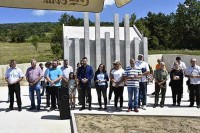 Преживјели пријатељи и родбина упалили су свијеће код спомен-крста у знак сјећања на операцију “Олуја”